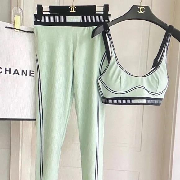 Alo Yoga Women's Light Green Leggings